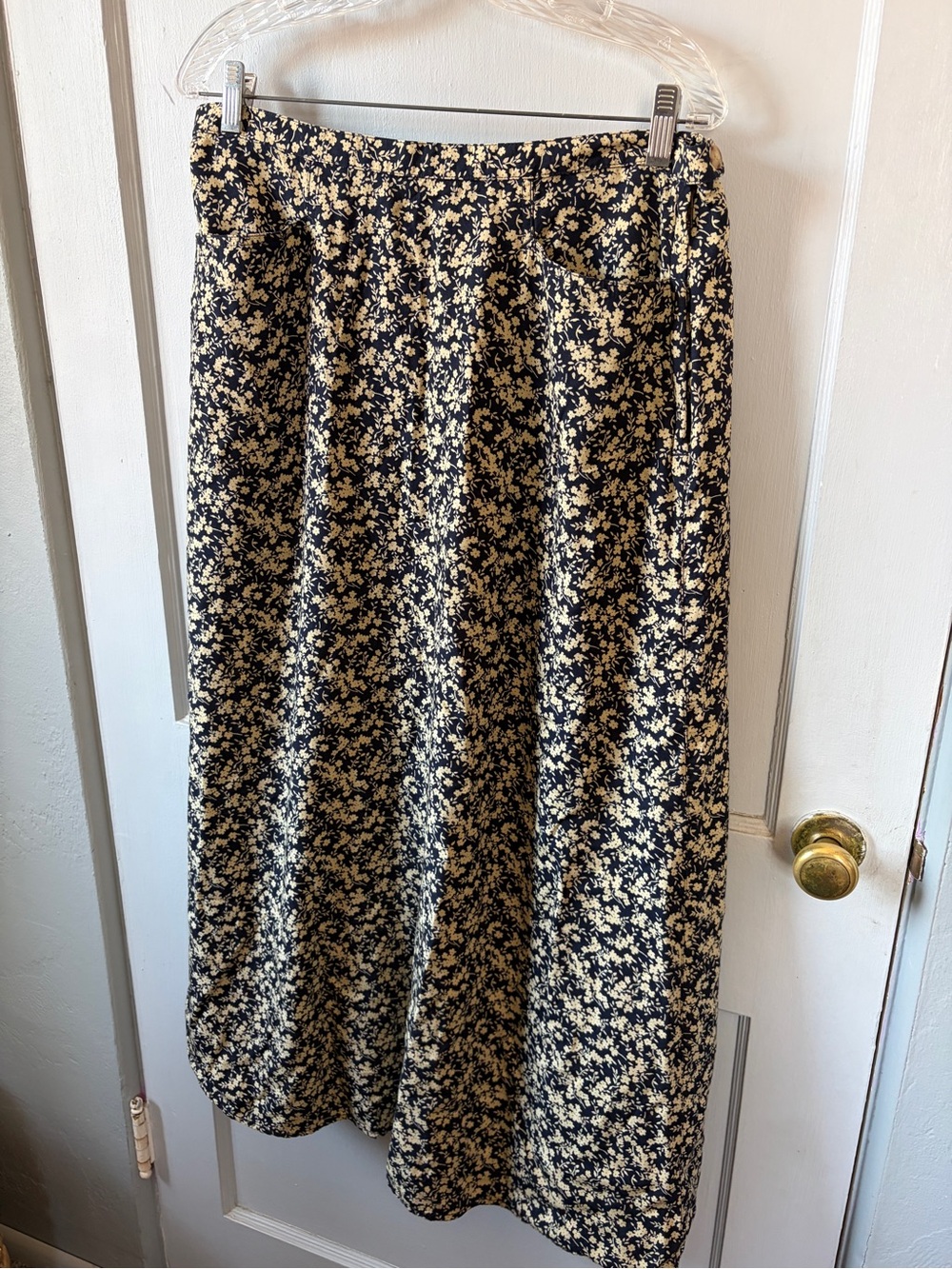 Vintage 1990s Classic Navy and Cream Floral Maxi Skirt. 1-18
